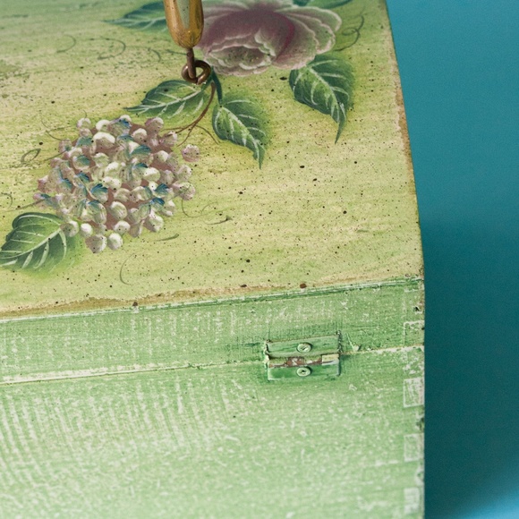 Vintage tole painted box bag, spring green and garden roses - Picture 13 of 15